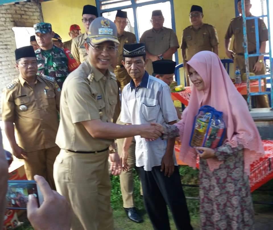 Bupati Musi Rawas H. Hendra Gunawan Menyerahkan Bantuan Korban Kebakaran