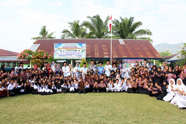 Bupati H2G Bersama Ratusan Siswa Paud/TK dan SD Sukakarya Lepas Balon Cita-cita Ke Angkasa