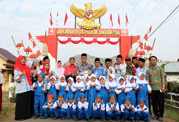 Tinjauan Persiapan Gapura HUT Ke-74 Republik Indonesia di Desa Suko Rejo