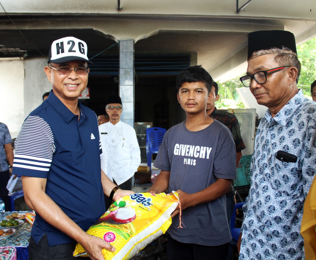 Bupati H2G Berikan Bantuan Korban Kebakaran dan Puting Beliung