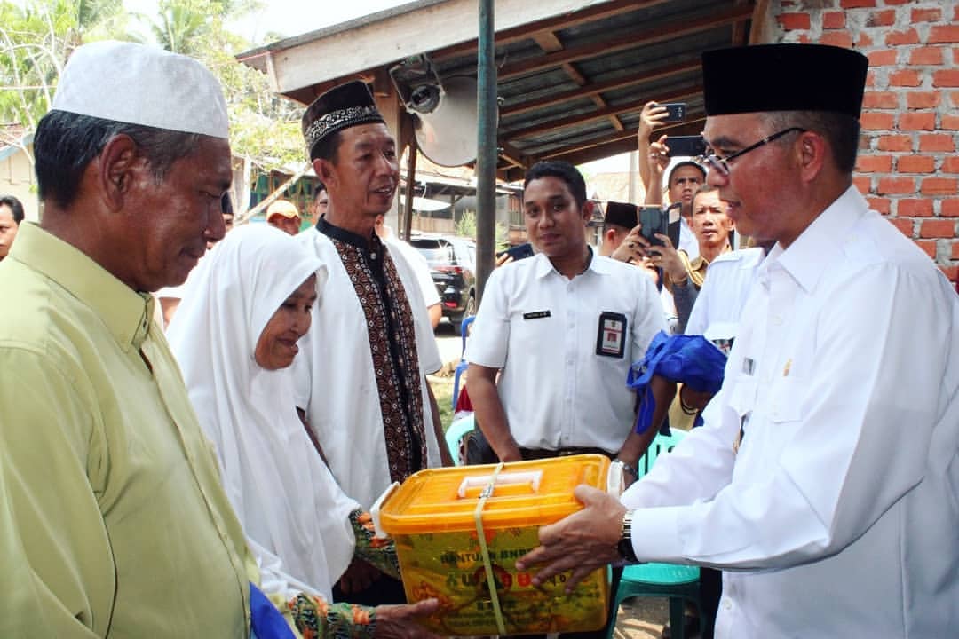 Bupati Serahkan Bantuan Korban Kebakaran Rumah Di Desa Tambangan dan Lubuk Pauh