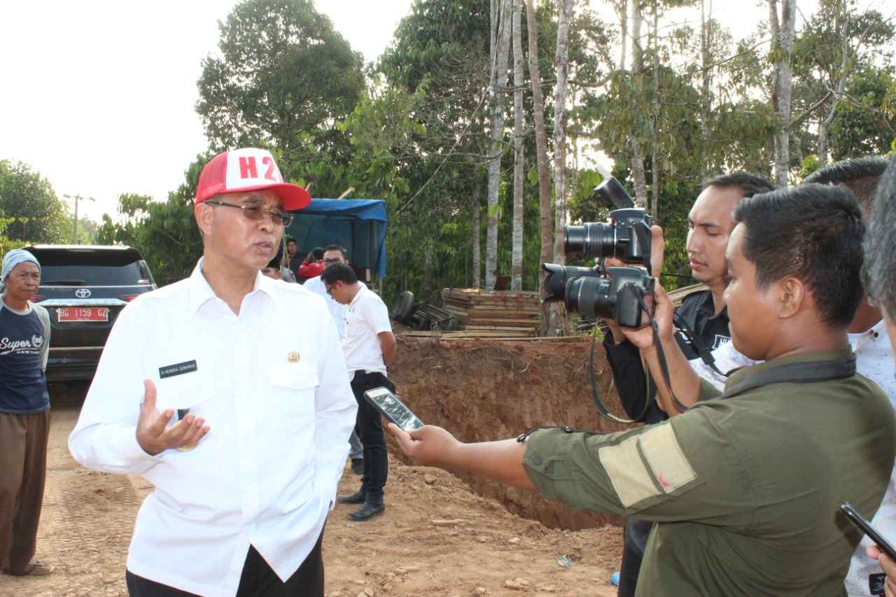 Bupati Tinjau Pembangunan Jembatan Gantung Multifungsi