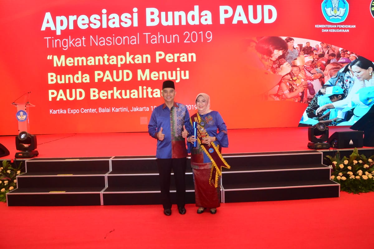 Bunda Novi Raih Penghargaan dan Apresiasi Bunda PAUD Tingkat Nasional 2019