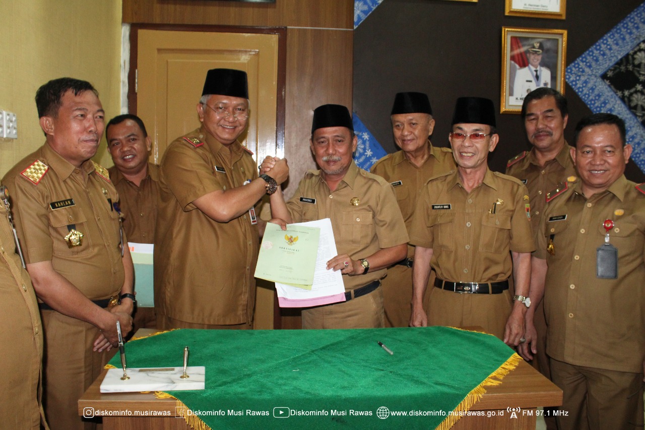 Sekda Kabupaten Musi Rawas Ec Priskodesi Serahkan Dokumen Aset Ke Pemkot Lubuklinggau