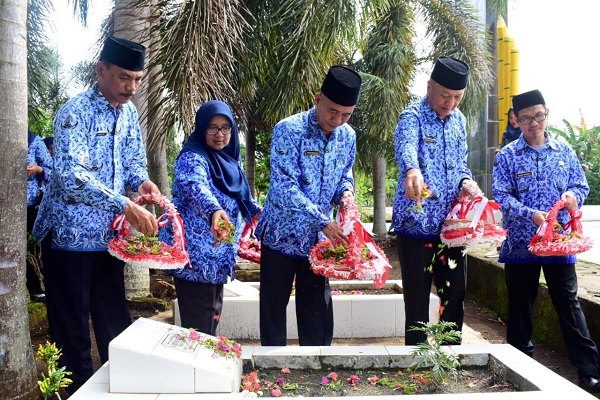 Peringati HUT Korpri, Jajaran Pejabat Musi Rawas Ziarah ke Makam Pahlawan
