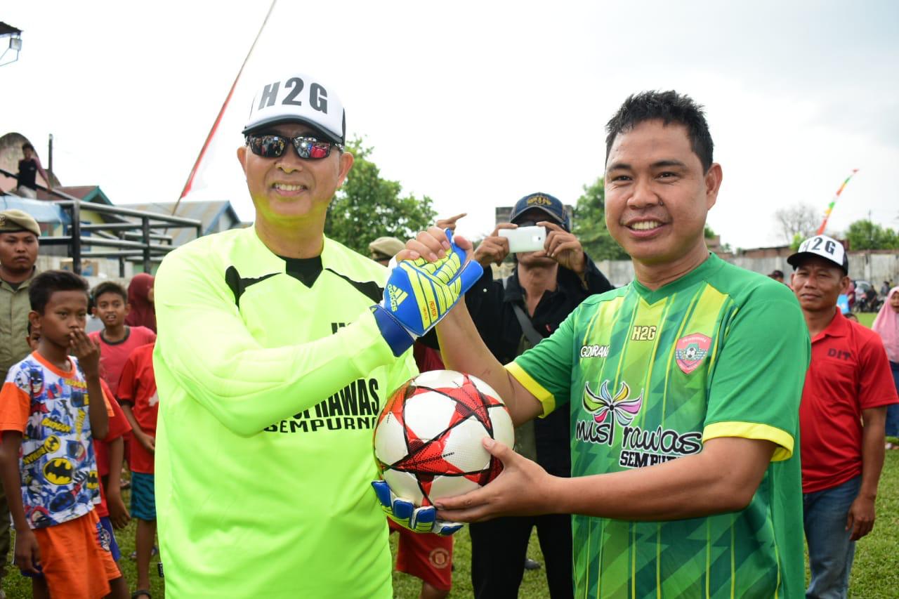 Bupati Bagikan 1.000 Bola Kaki Ke Seluruh Desa Dan Kelurahan Se Kabupaten Musi Rawas