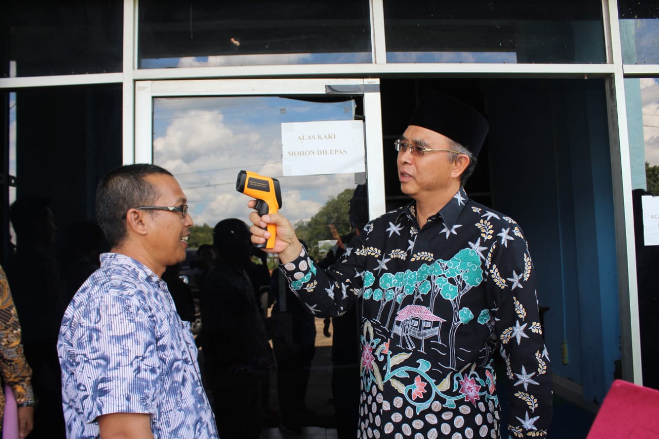 Bupati H2G Uji "Thermal Gun" Kepada Wartawan