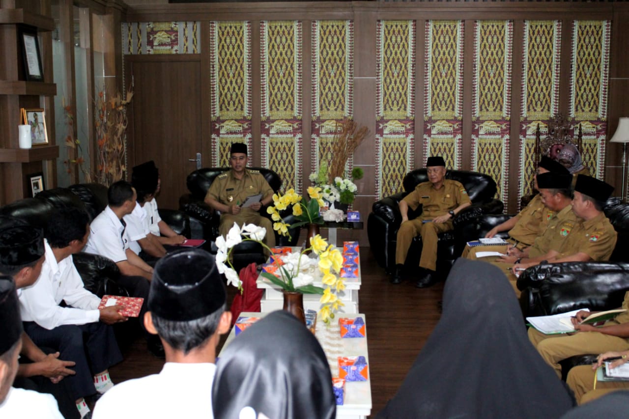 Audiensi Perwakilan Guru dan Tenaga Kependidikan Honorer Non Kategori Usia di atas 35 Tahun terkait