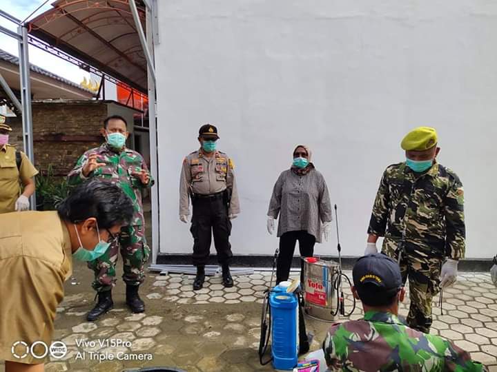 Wakil Bupati Musi Rawas Hj Suwarti komandoi penyemprotan disinfektan di wilayah Kecamatan Megang Sak