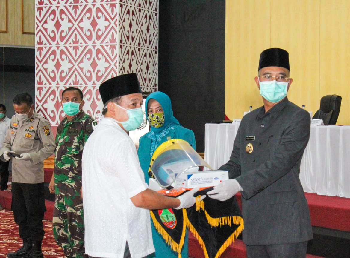 Bupati Serahkan Secara Simbolis Bantuan ASN Pemkab Mura Berupa APD Dan Kelengkapannya