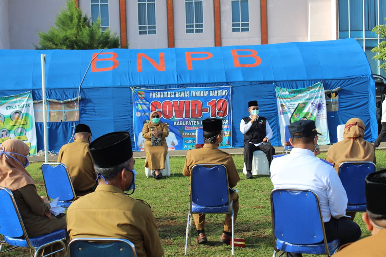 Dibawah Sinar Matahari, Bupati Pimpin Rapat Staf Pemkab Mura