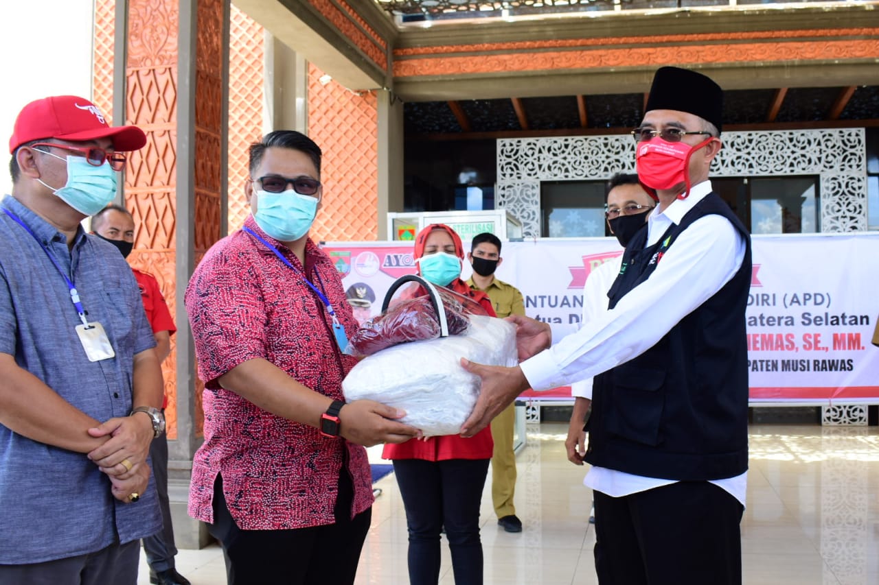Ketua DPD PDI Perjuangan Sumsel Sumbangkan APD dan Masker ke Pemkab Mura