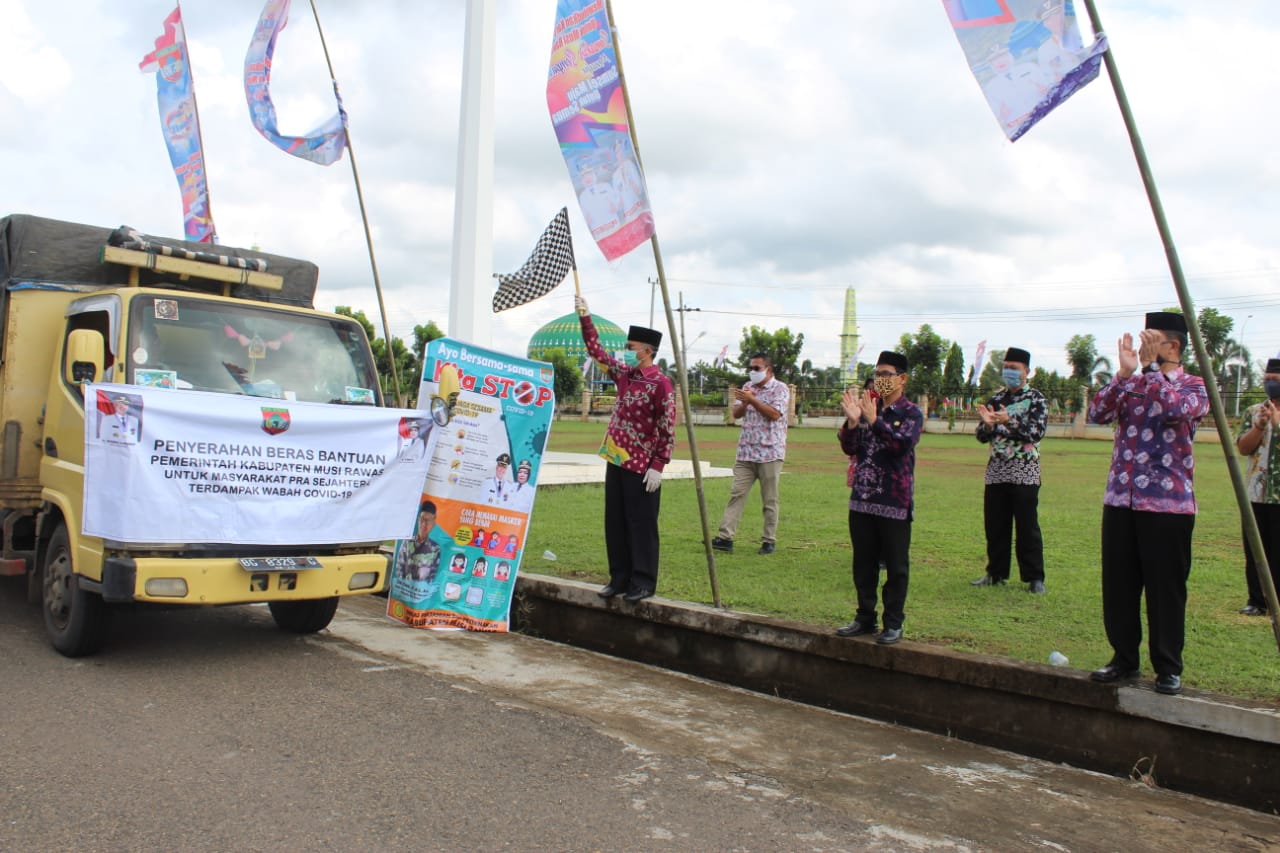 Pemkab Mura Kembali Salurkan Bantuan Beras bagi Masyarakat di Kecamatan Purwodadi & Kecamatan Muara