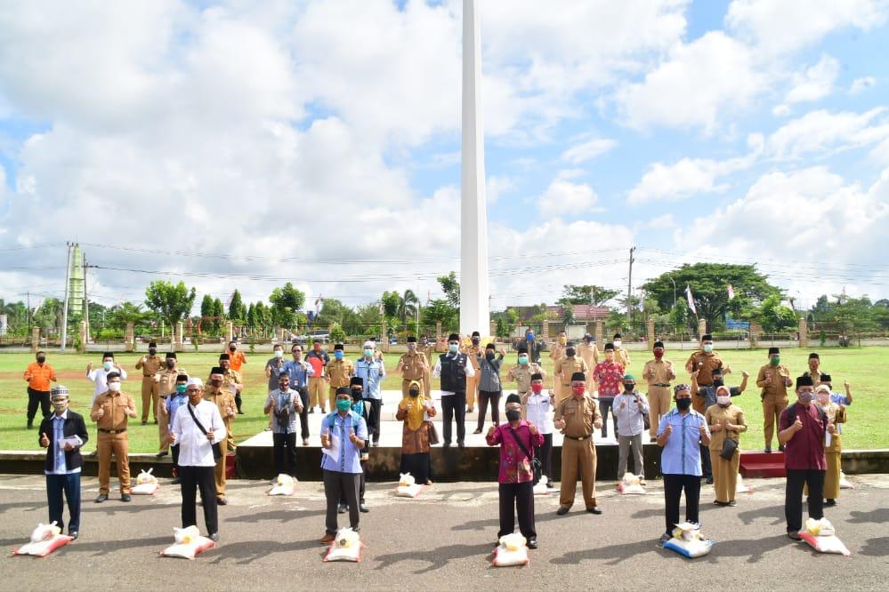 Pemkab Mura Bagikan 2007 Paket Sembako ke Guru Ngaji