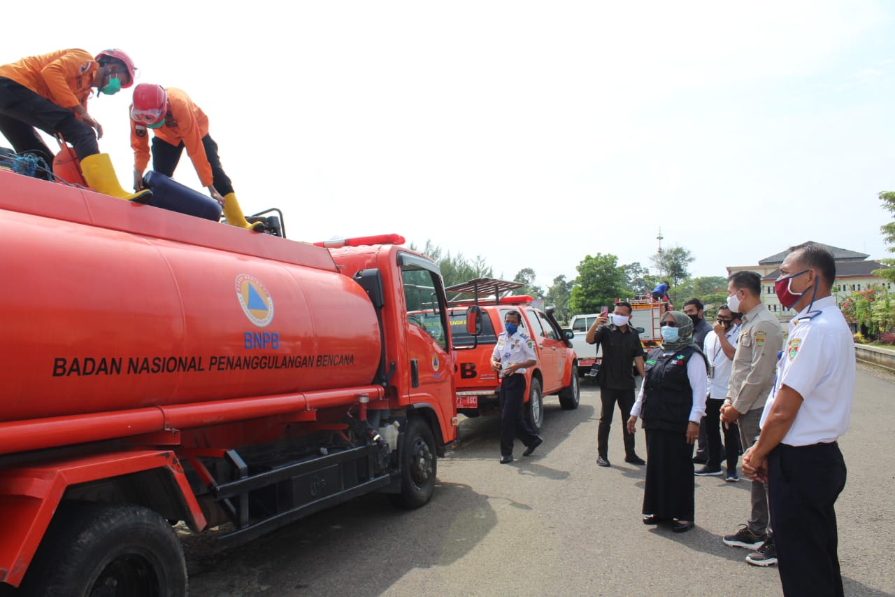 Wabup Lepas Tim Penyemprotan Desinfektan untuk Kecamatan Muara Beliti dan Tuah Negeri