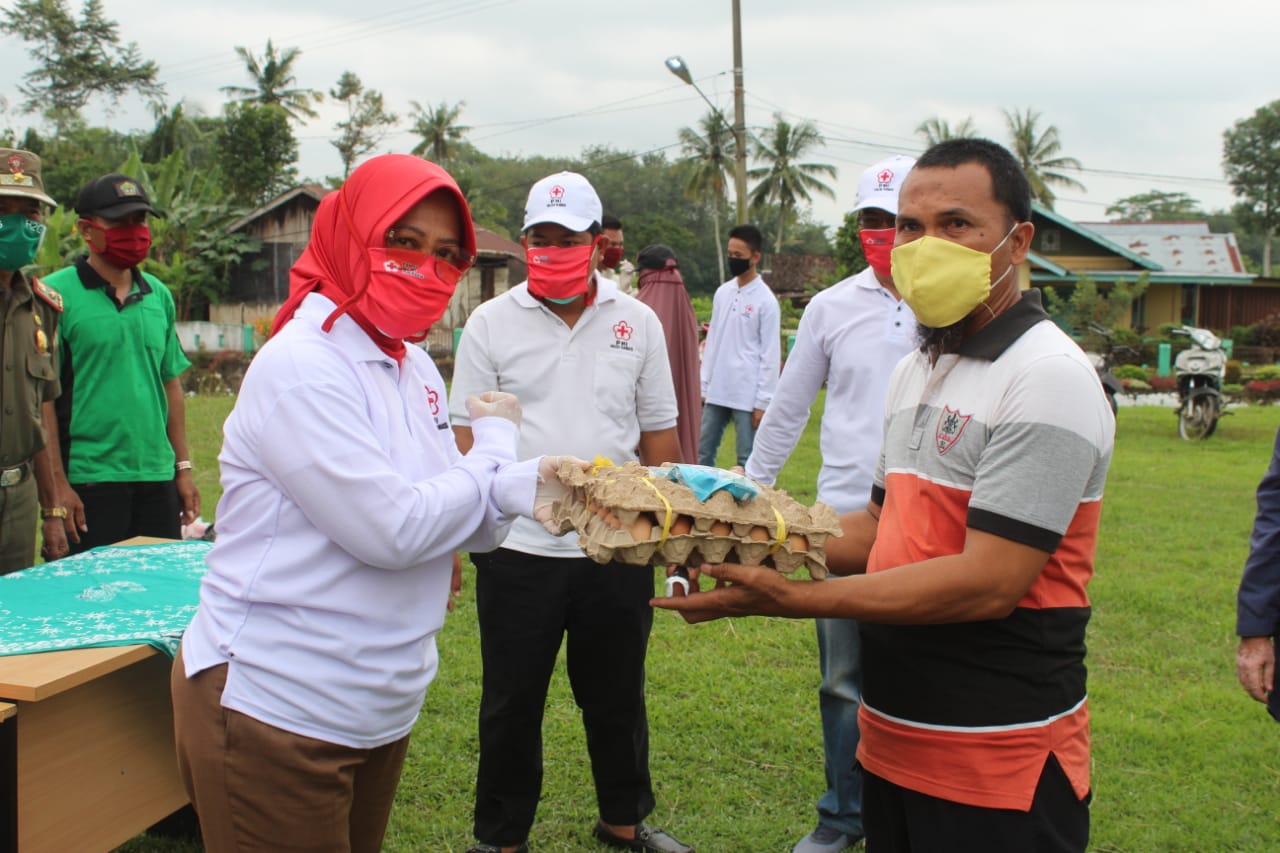 PMI Kabupaten Musi Rawas Bagikan Sembako Kepada Masyarakat Terdampak Covid-19 di Kecamatan Purwodadi