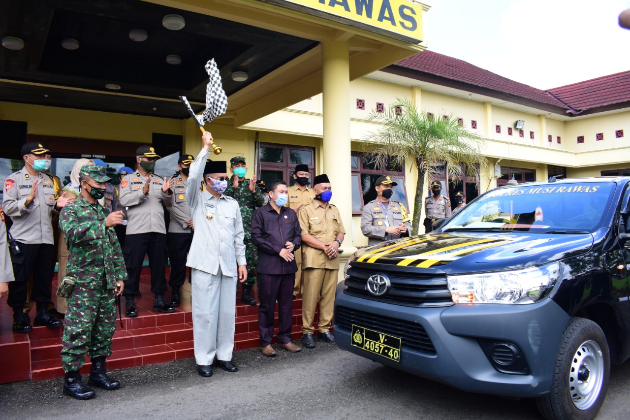 Bupati Melepas Bantuan Paket Sembako dari Kemenparekraf di Mapolres Mura