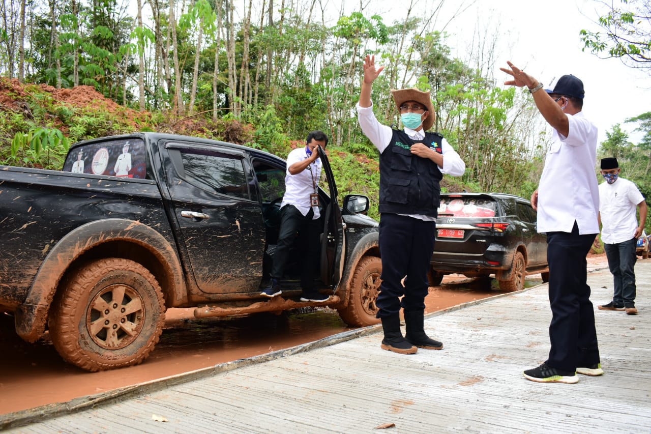 Bupati Tinjau Pembangunan Jalan SP 9 sampai Simpang Stasiun Jene