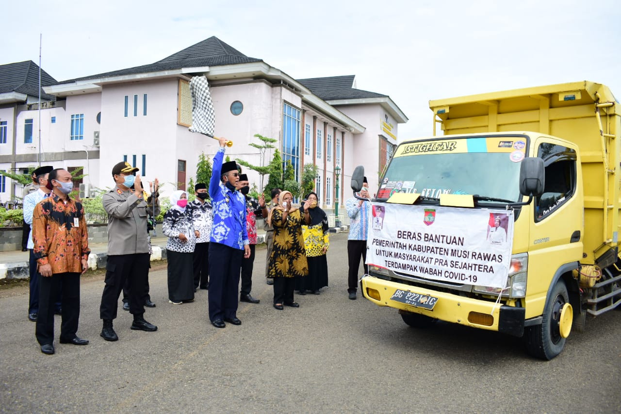 Bupati Musi Rawas didampingi Wakil Bupati Musi Rawas dan Kapolres Musi Rawas Salurkan Bantuan Sosial
