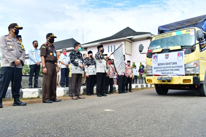 Bupati Mura Serahkan Bantuan Sosial Tahap III Untuk Enam Kecamatan