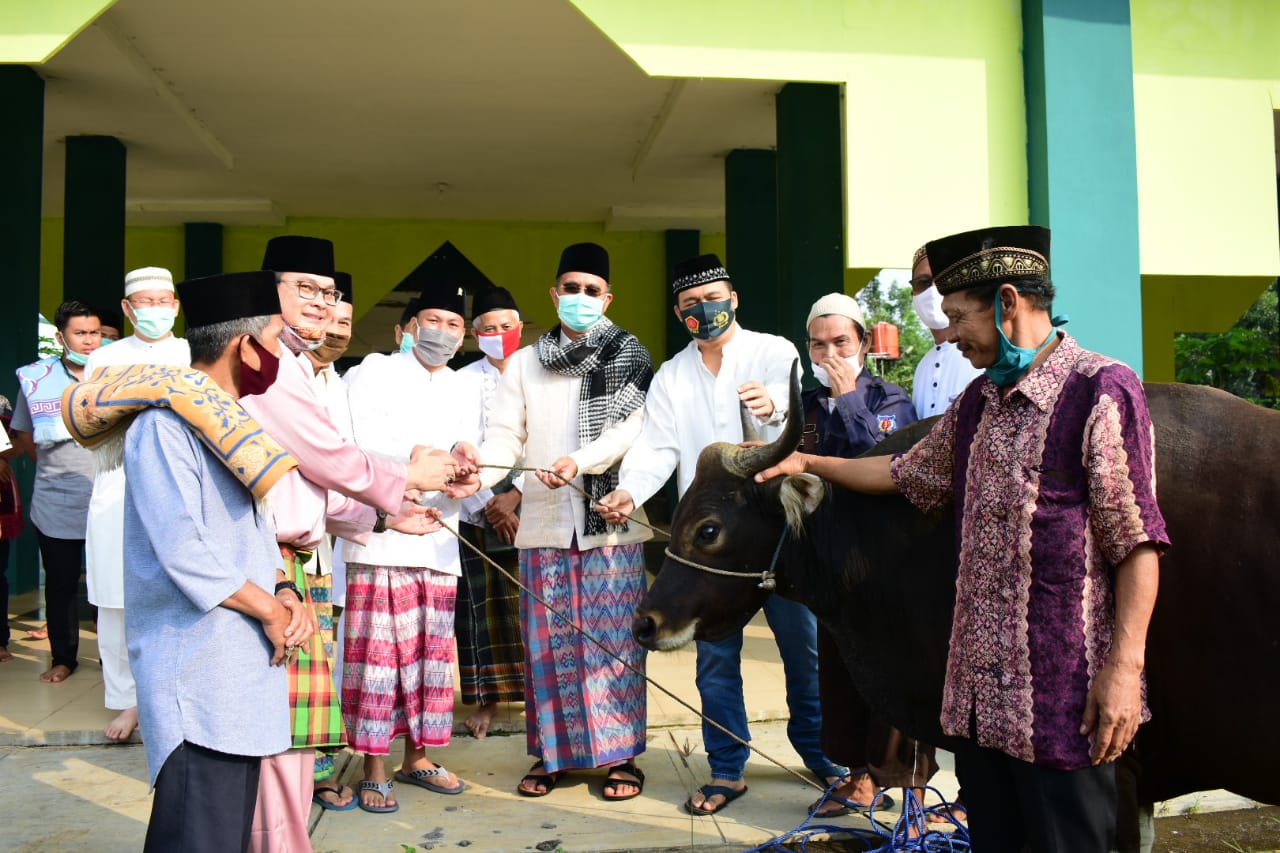 Momentum Idul Adha, Bupati H2G Serahkan Hewan Qurban di Masjid Agung Darussalam