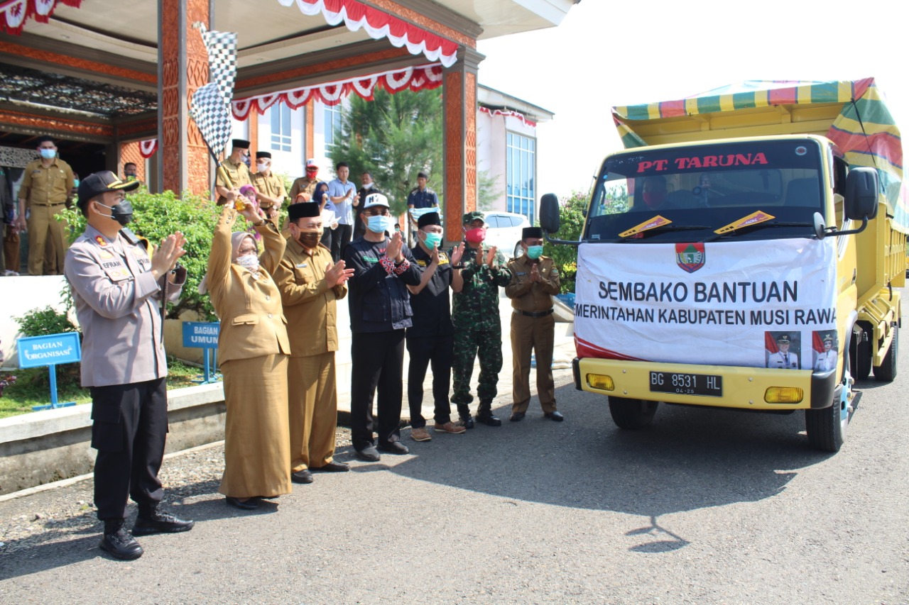 Pemkab Musi Rawas bersama Kapolres Mura dan Ketua DPRD Musi Rawas melepas Bantuan Sosial Tahap III