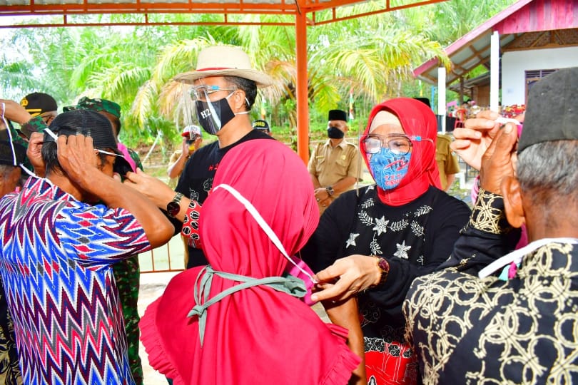 Bupati Musi Rawas dan Ketua TP PKK Musi Rawas Lakukan Gerakan Dua Juta Masker