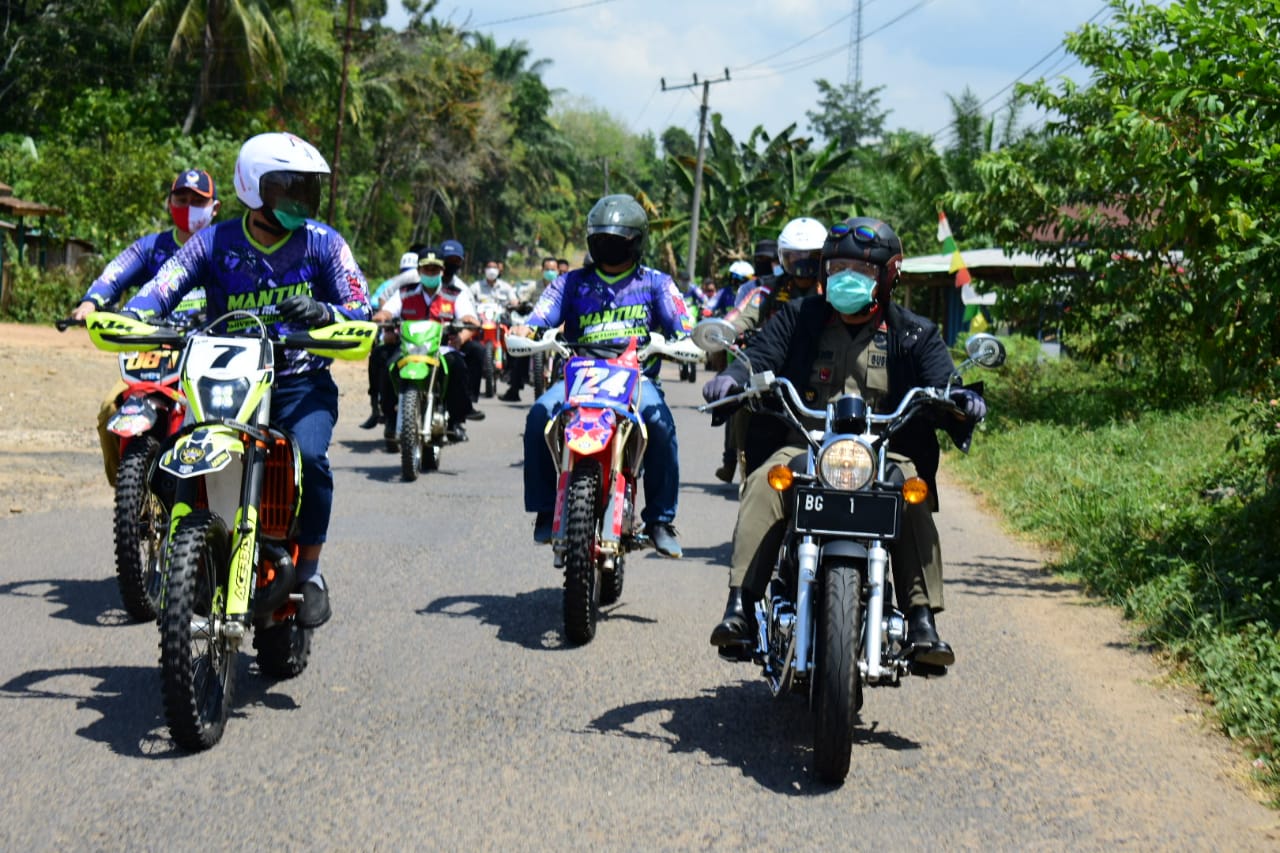 Kendarai Sepeda Motor, Gubernur dan Bupati Tinjau Kondisi Jalan