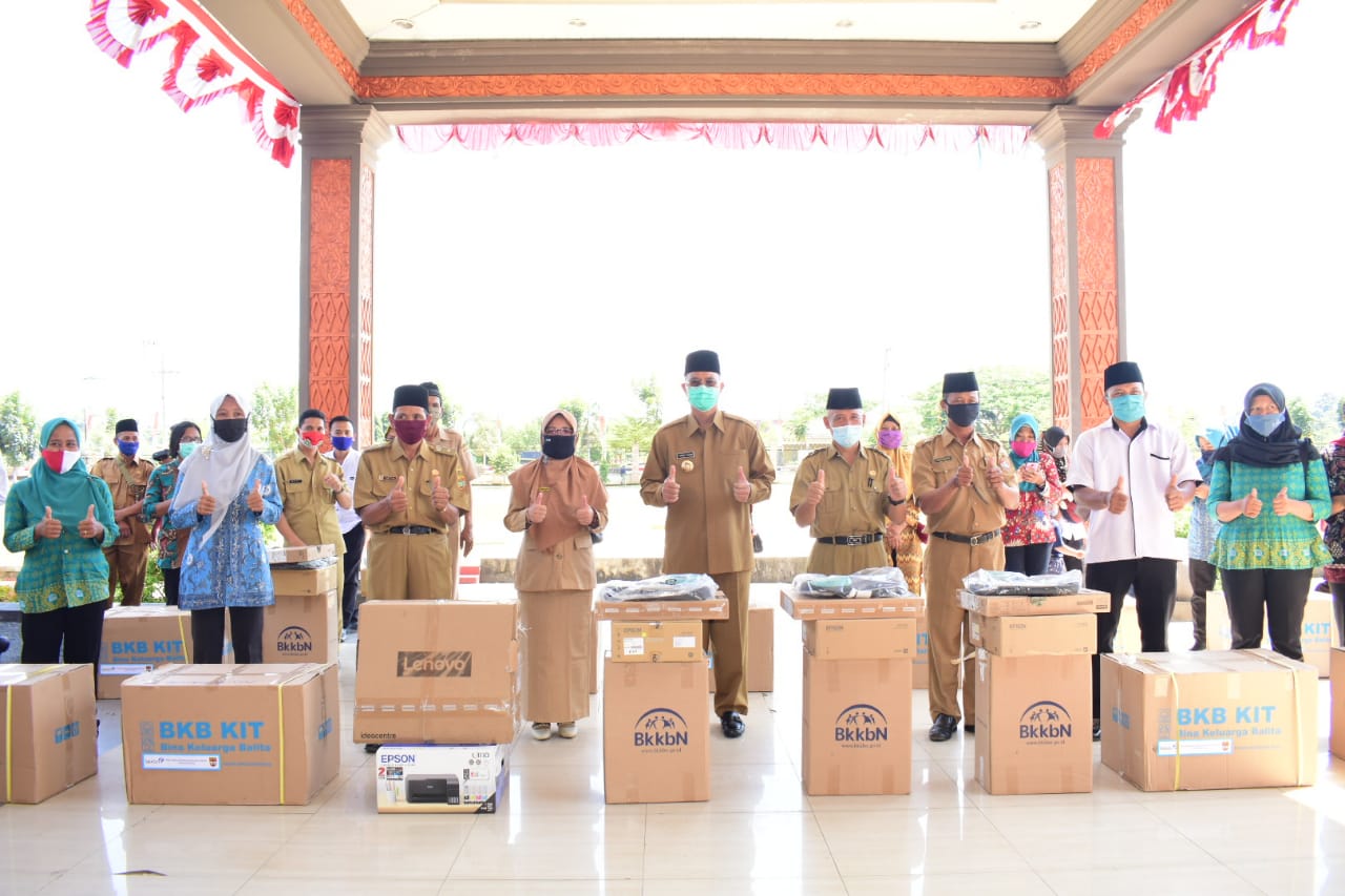 Bupati Musi Rawas Serahkan Bantuan BKB (Bina Keluarga Balita) Kit dan GenRe (Generasi Berencana) Kit