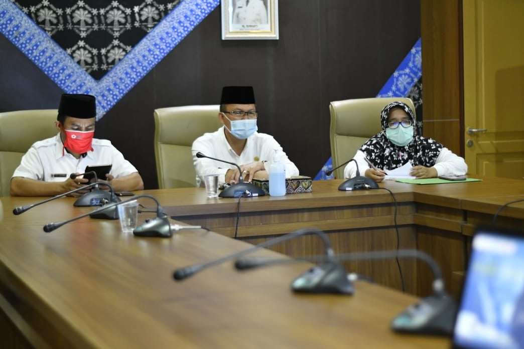 Bertema Maju : Ekonomi Jalan Terus, Webinar Bersama APKASI Diikuti Asisten II Mura Via Virtua