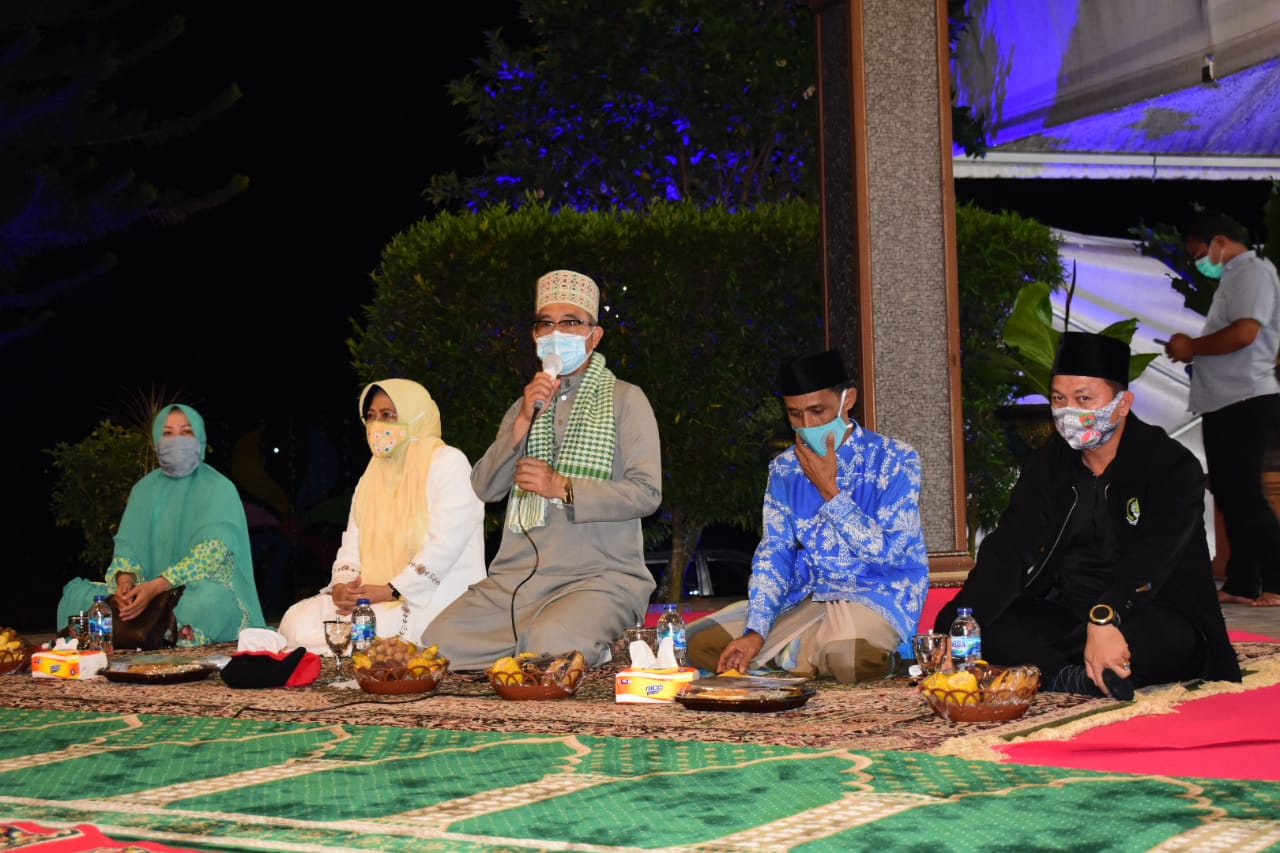 Bupati Musi Rawas didampingi Ketua TP PKK Musi Rawas melepas Kafilah pada Musabaqoh Tilawatil Quran