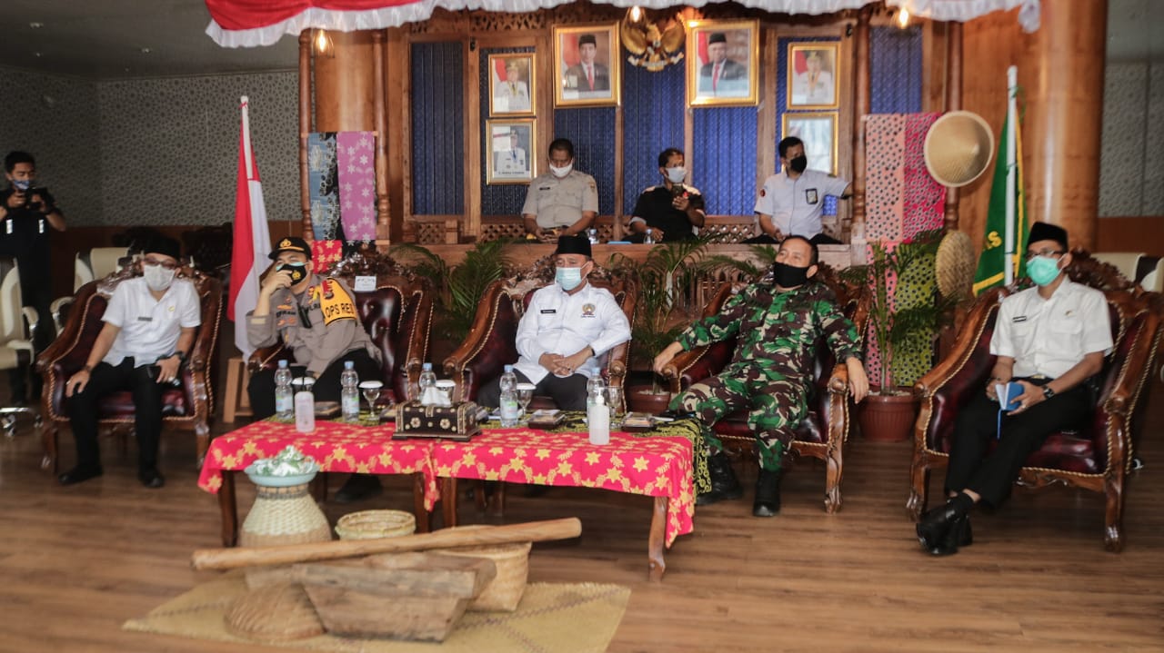 Via Vidcon, Sekda Mura Ikuti Rakor Pengamanan dan Penegakan Hukum Protokol Kesehatan Covid 19 Dalam