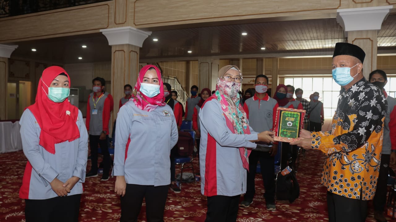 Selesai Mengabdi, Pemkab Mura Serahkan Kembali 58 Mahasiswa KKN Unmura