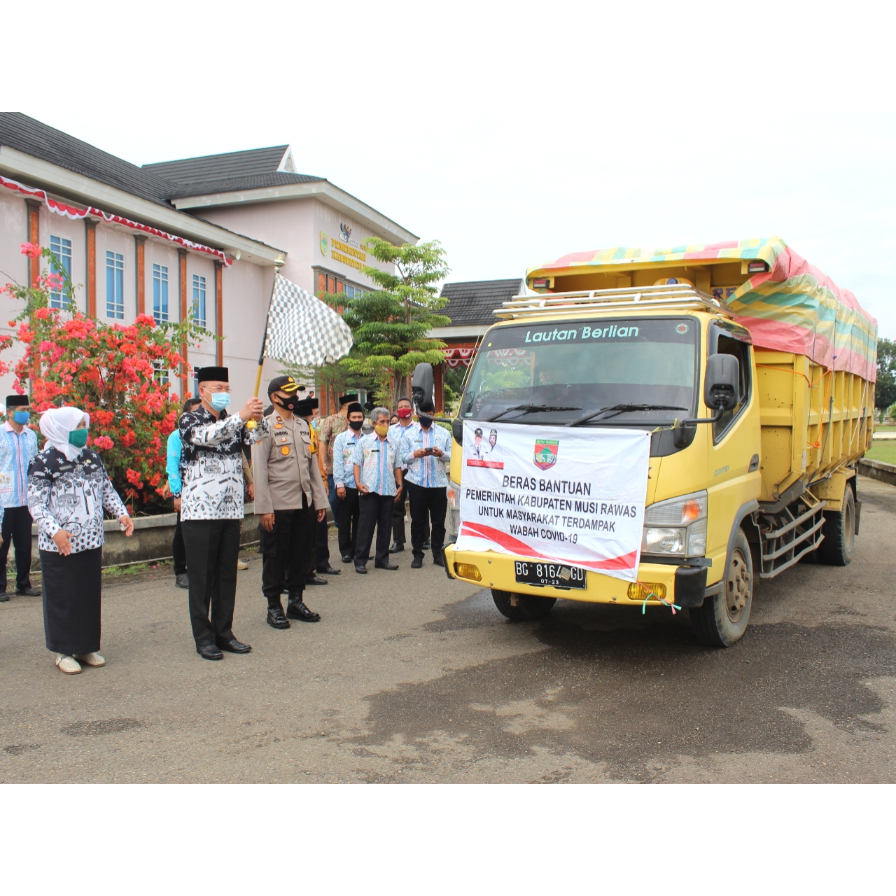 Asisten II Mura Serahkan Bansos Tahap IV Untuk Delapan Kecamatan