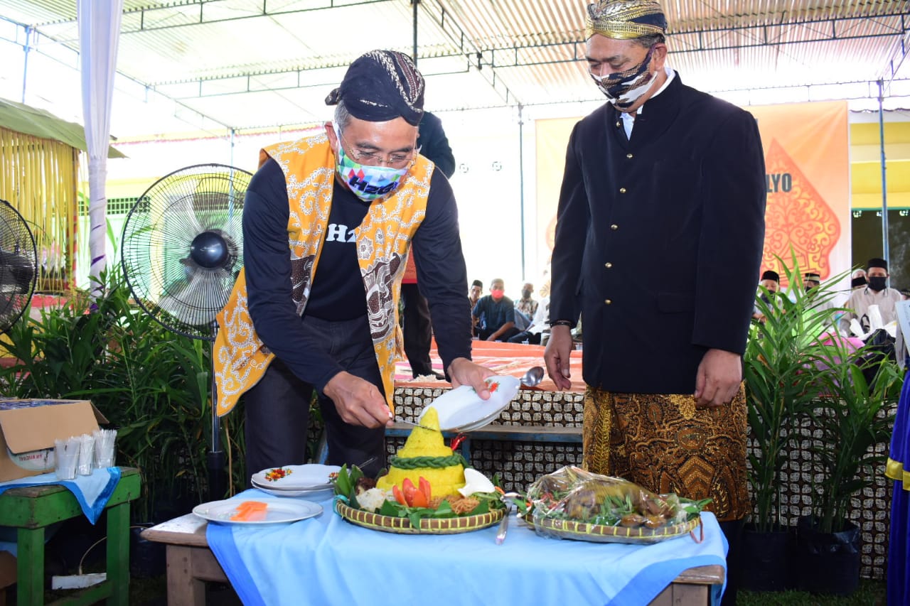 Bupati Musi Rawas potong tumpeng dalam acara peringatan ulang tahun Desa Srimulyo dan sedekah bumi