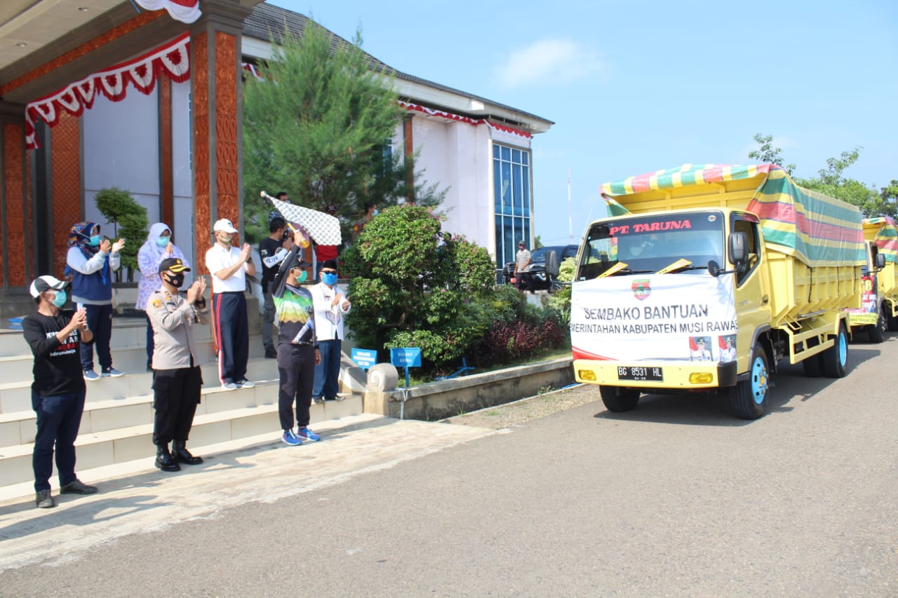 Bupati H2G Serahkan Bansos Tahap IV Untuk Empat Kecamatan