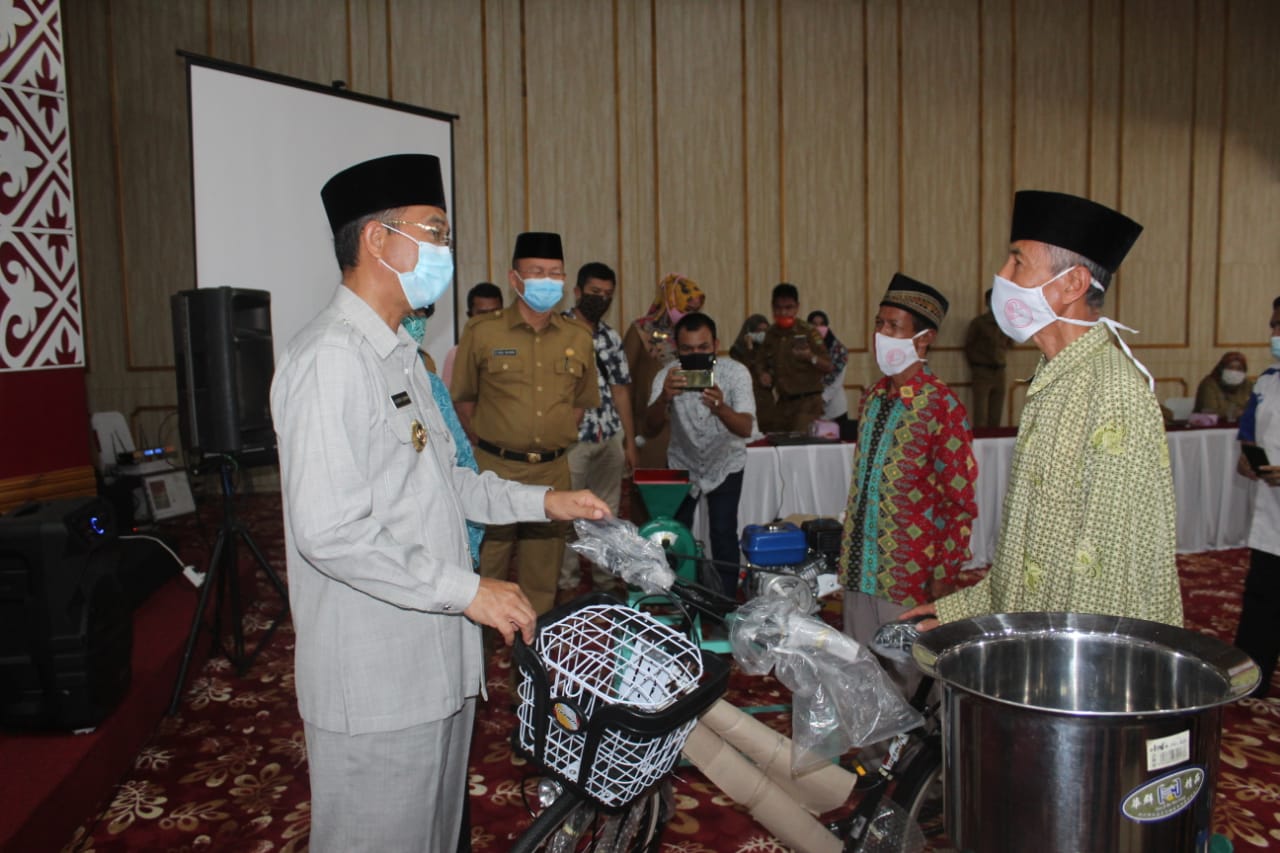 Bangkitkan Ekonomi Ditengah Pandemi, Bupati H2G Pimpin FGD dan Berikan Bansos Kepada UMKM dan Pengus