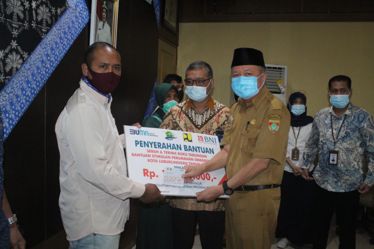 Asisten III Serahkan Buku Tabungan untuk 300 Orang Penerima Bantuan Program BSPS Tahun 2020 Kab. Mus