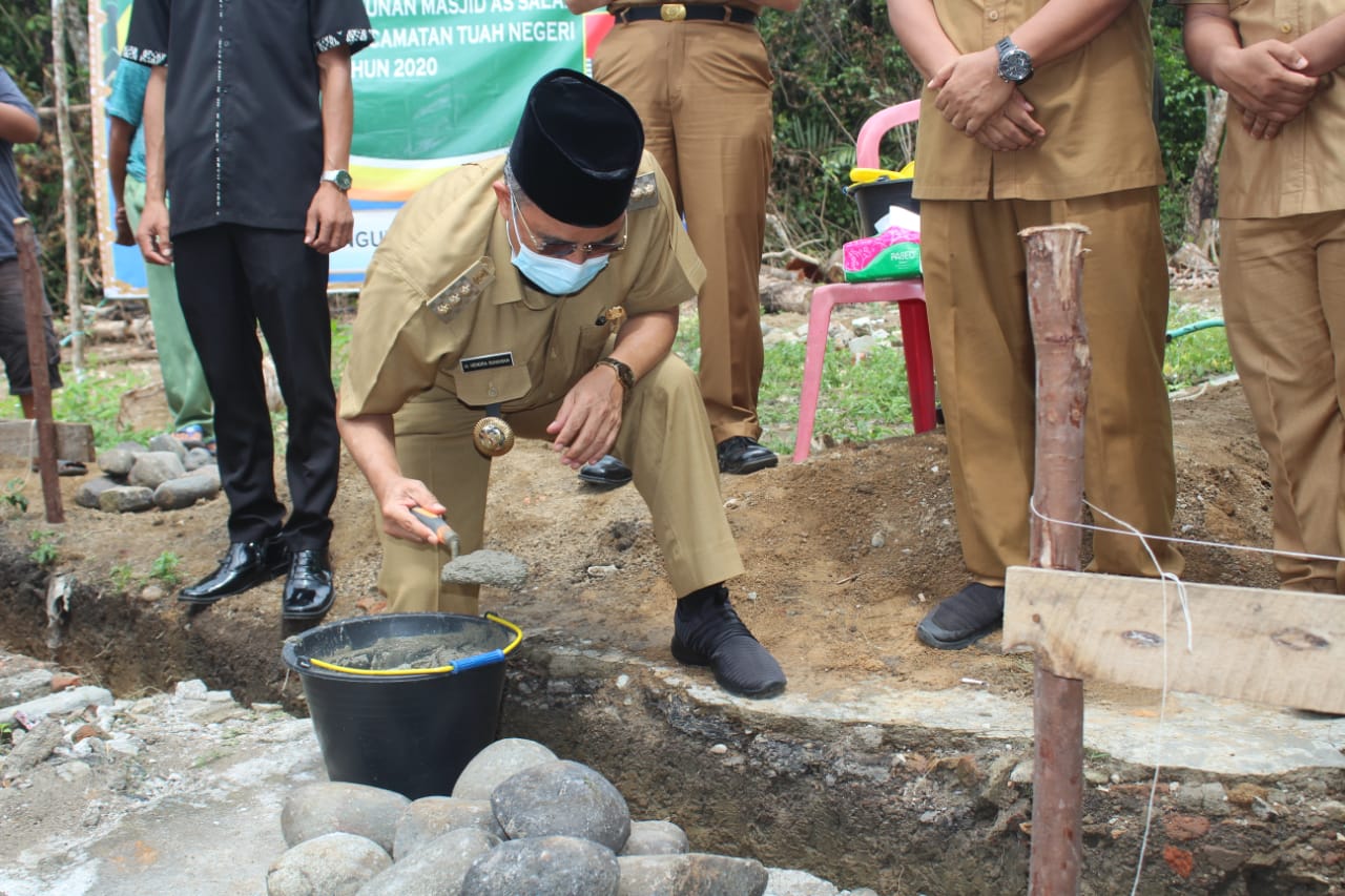 Pembangunan Masjid As-Salam Dimulai, Bupati H2G Lakukan Peletakan Batu Pertama