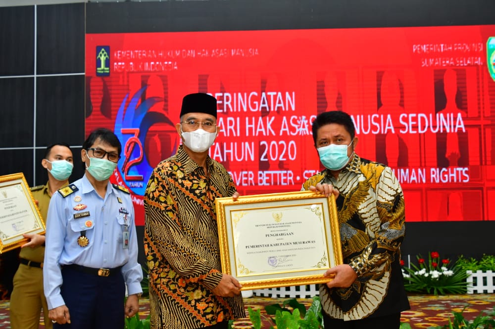 Bupati Mura Terima Penghargaan Kabupaten Peduli HAM Terbaik se-Sumsel