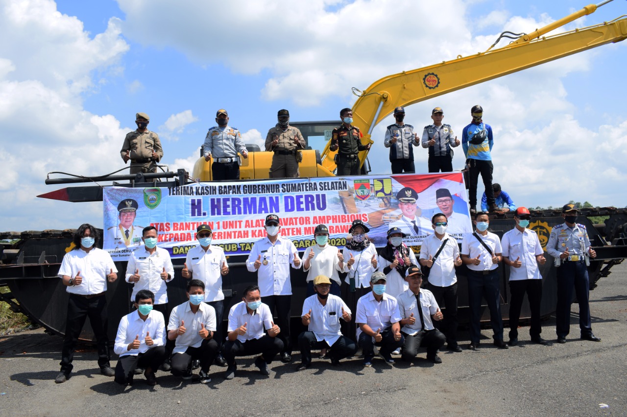Normalisasi Sungai, Bupati H2G Lakukan Uji coba Alat Berat Baru Excavator Amphibious
