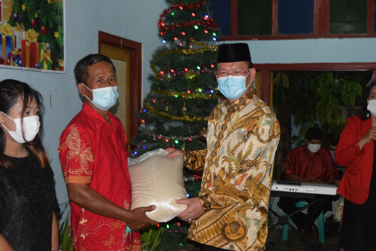 Asisten II Hadiri Perayaan Natal Dan Bakti Sosial Bersama FKPAG