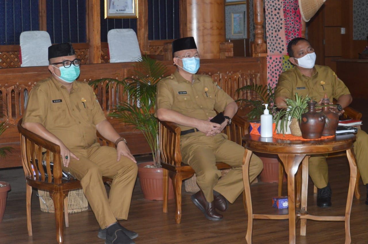 Via Vidcon, Asisten II Ikut Saksikan Penandatanganan Kerja Sama Kemitraan PMA/PMDN dengan UMKM yang