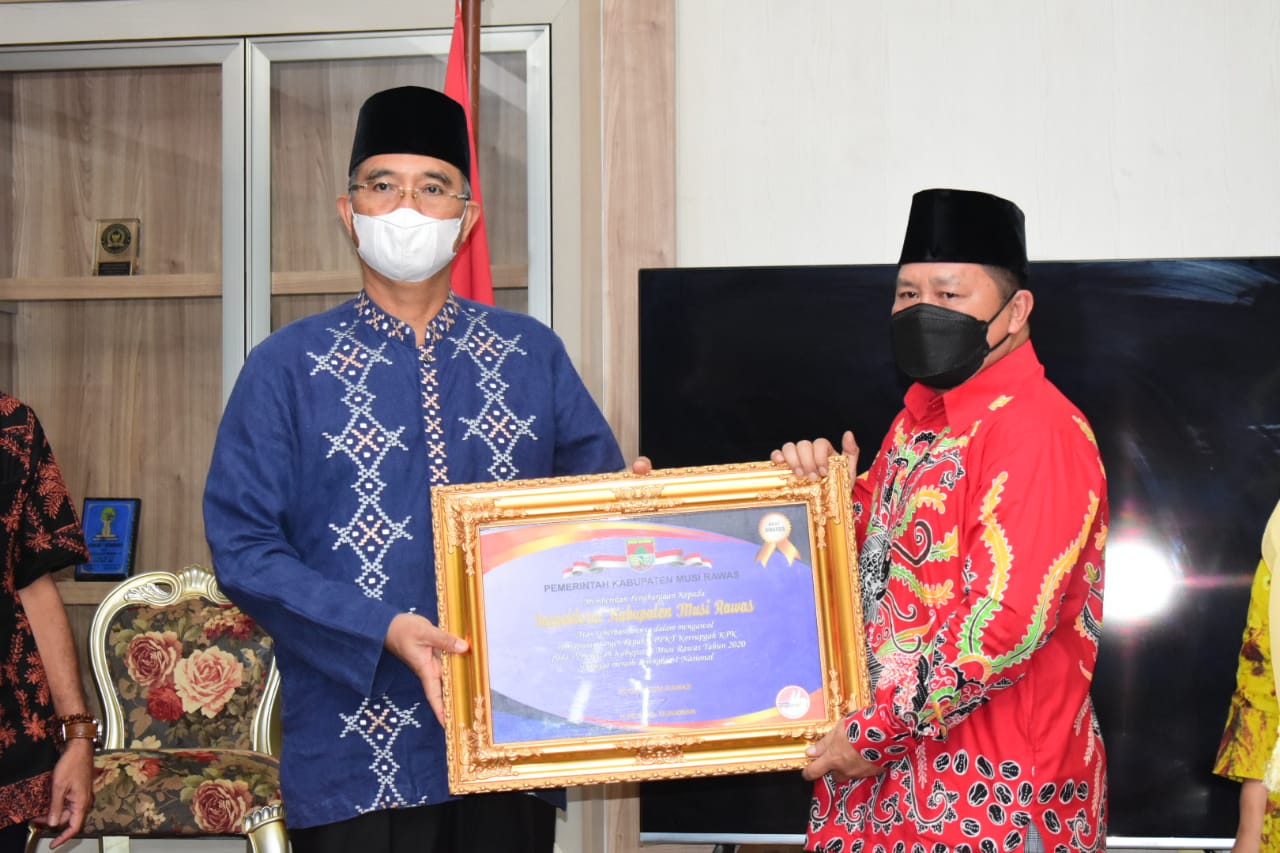 Bupati Musi Rawas Berikan penghargaan kepada Bagian Pengadaan Barang dan Jasa Setda Musi Rawas