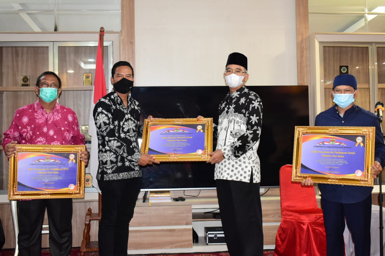 Bupati Musi Rawas Berikan penghargaan kepada BKPSDM, BAPPEDA Bagian Organisasi Setda Kabupaten Musi