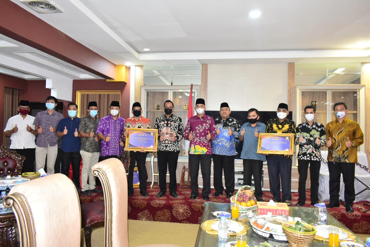 Bupati Musi Rawas Berikan penghargaan kepada Dinas PUCKTRP, DISPERKIM dan Bagian TAPEM Kab. Musi Raw