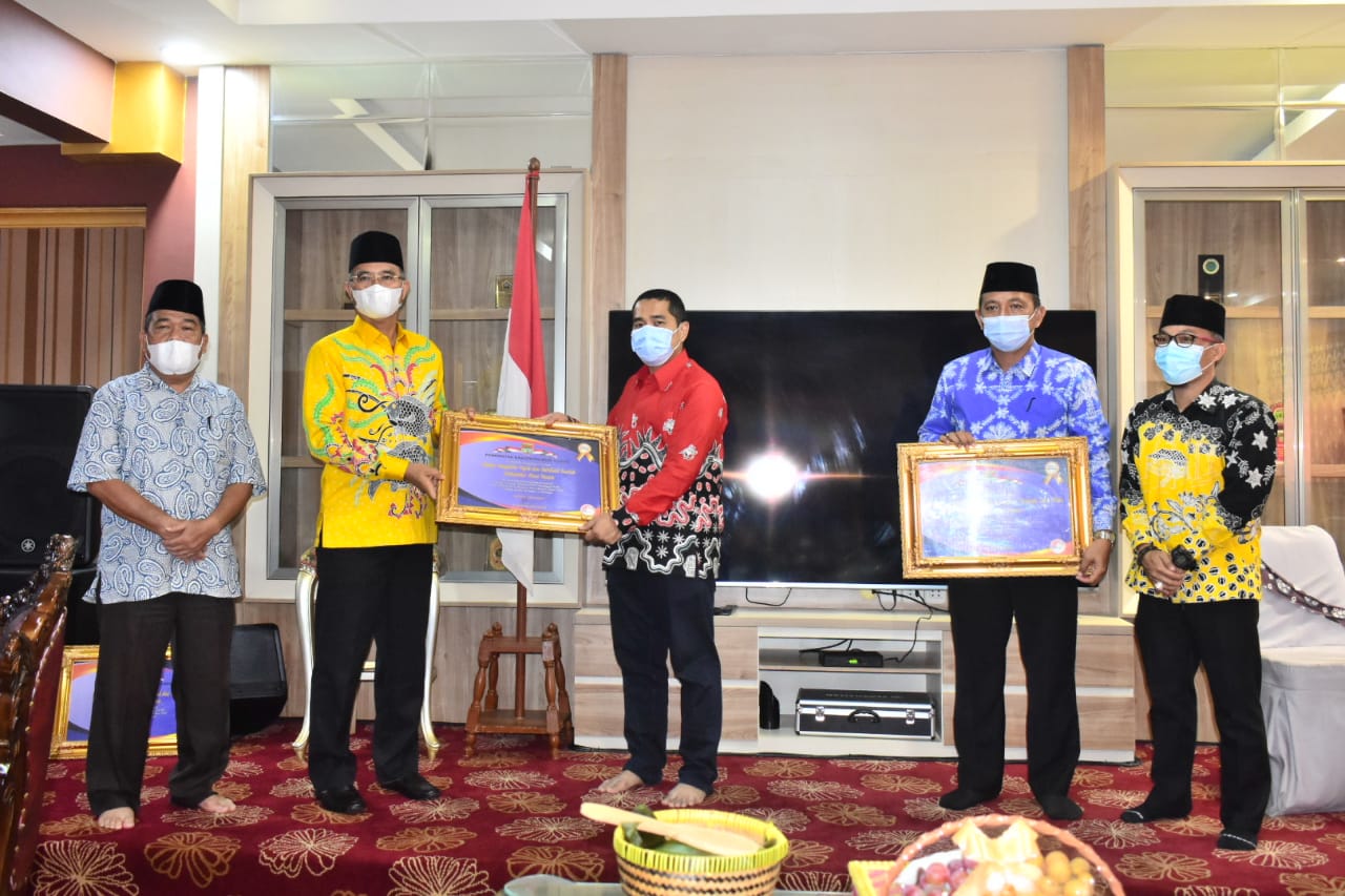 Bupati Musi Rawas Berikan penghargaan kepada Jajaran Dinas PMPTSP, BPPRD, Kabag Hukum dan Bagian Kes