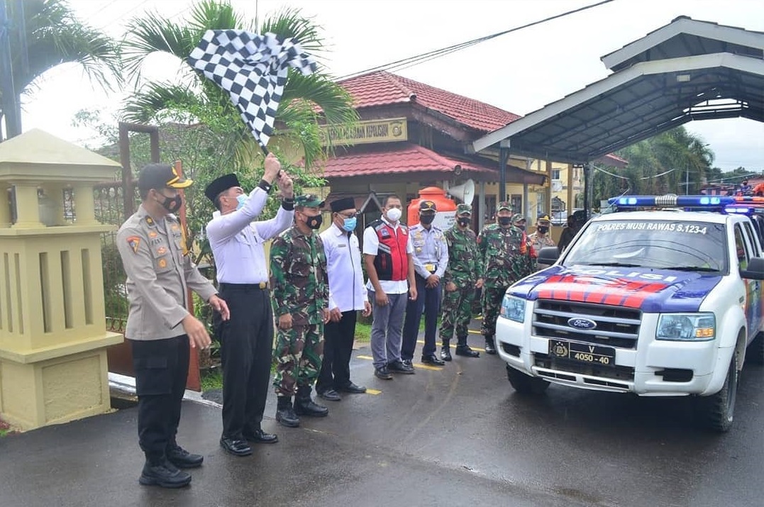 Pemkab Mura melepas Penyemprotan Disinfektan serta membagikan masker di wilayah Kabupaten Mura