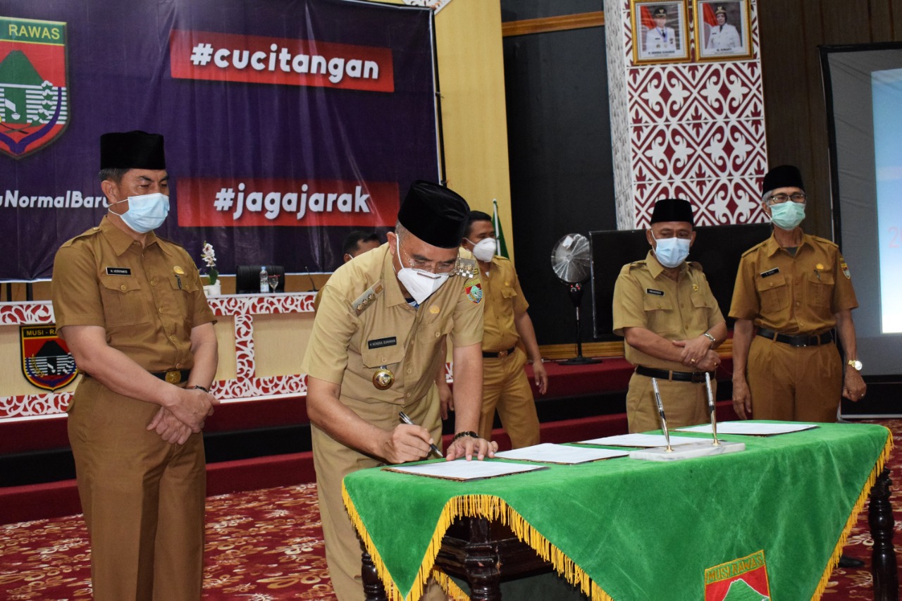 Bupati Musi Rawas melakukan penandatanganan Serah Terima Daftar Penduduk Potensial Pemilih Pemilihan
