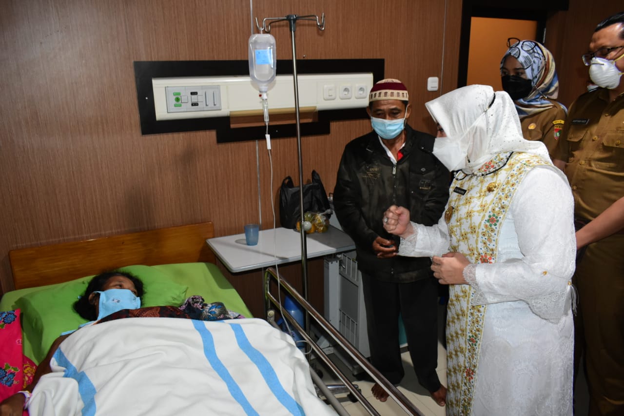 Bupati Musi Rawas Meminta Pihak Rumah Sakit Memaksimalkan Pengobatan Ibu Poniyem